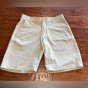 Under Armor Men's Size 32 Cream Shorts